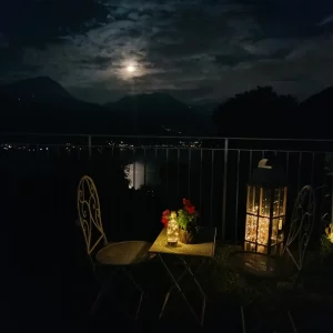 Vista sul lago di Como con il chiaro di luna